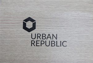 Imprimarea logo-urilor pe materiale din lemn de WER-D4880UV